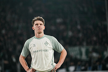 Jens Stage mit Händen in den Hüften.