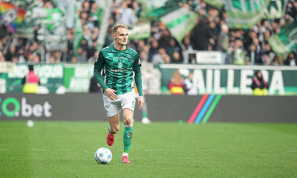 Amos Pieper mit Ball am Fuß. 
