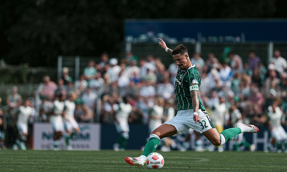 null Marco Friedl schlägt einen Flugball.