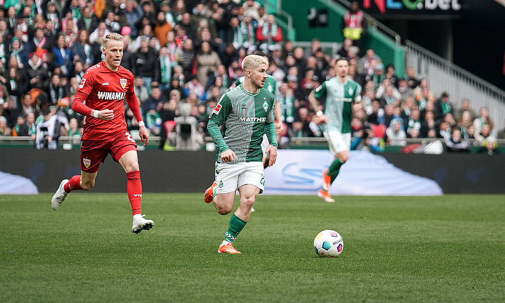 Romano Schmid läuft mit dem Ball am Fuß. 