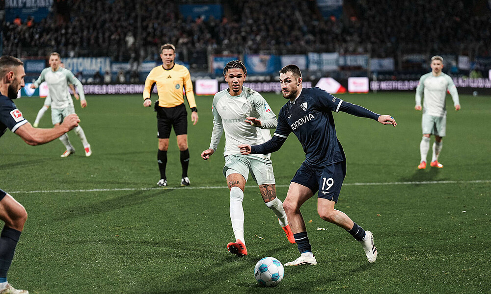 Bero vor Njinmah am Ball. 