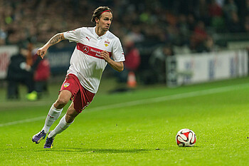 null Martin Harnik kurz vor dem Schlagen einer Flanke. Er trägt ein weißes VfB-Trikot.