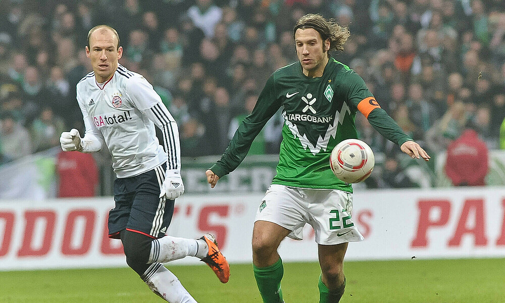 Torsten Frings im Duell mit Arjen Robben. 