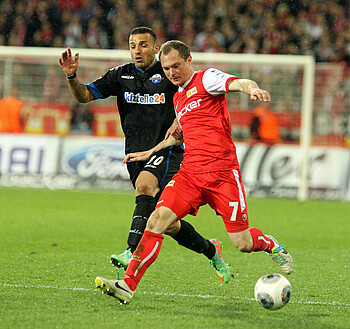 Patrick Kohlmann im Zweikampf mit Mahir Saglik. 