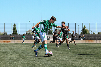 Ein Spieler der U19 will den Ball zu einem Mitspieler passen.
