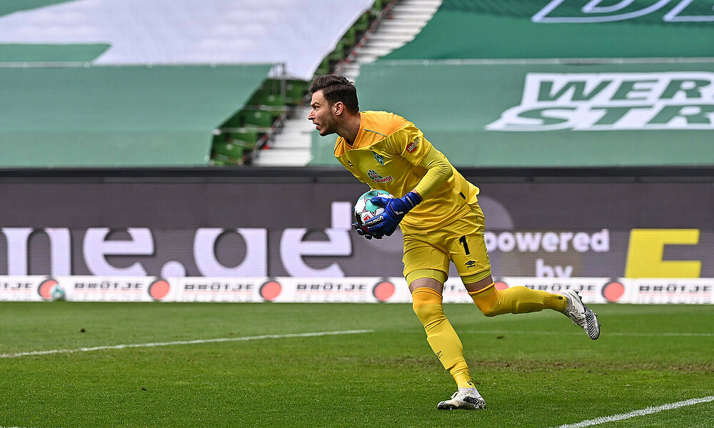 Jiri Pavlenka fängt einen Ball.