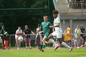 Hansen-Aaroen im Zweikampf mit einem Gegenspieler.