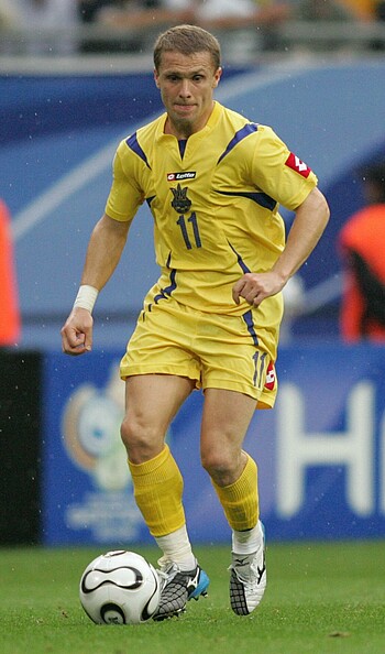 Rebrov mit Ball am Fuß. 