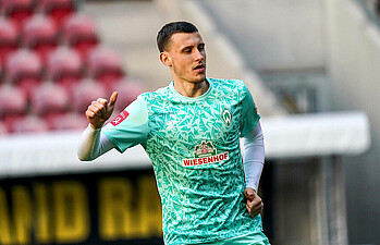 null Maximilian Eggestein von Werder Bremen hält beim Aufwärmen den Daumen hoch.