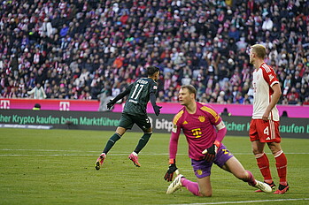 null Justin Njinmah dreht mit ausgebreiteten Armen jubelnd ab.