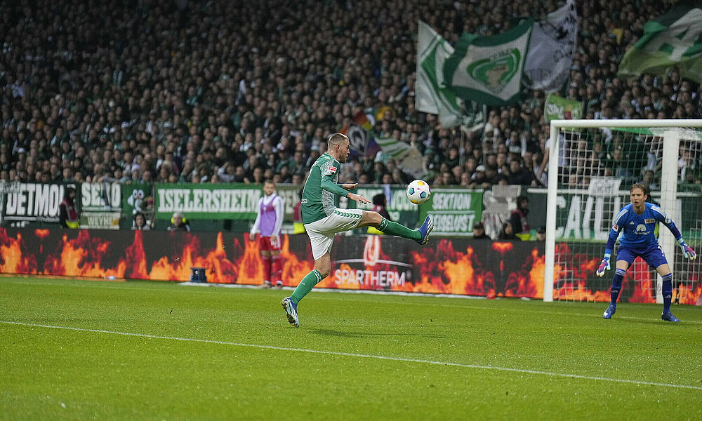 Marvin Ducksch bei der Ballannahme aus der Luft. 