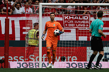 Jiri Pavlenka sucht mit Ball unter dem Arm eine Anspielstation.