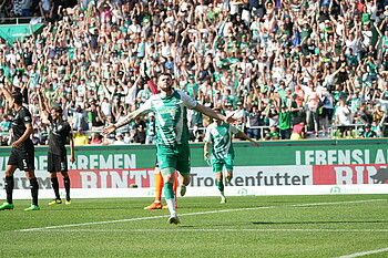 null Oliver Burke jubelt mit ausgestreckten Armen.