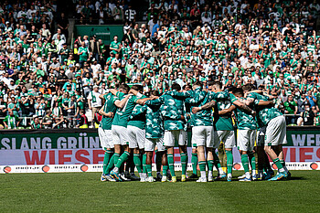 null Die Mannschaft steht vor dem Anpfiff im Kreis zusammen.
