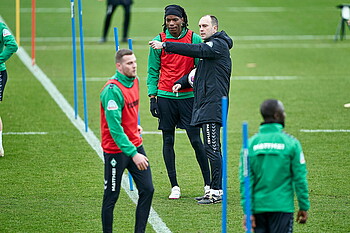 Ole Werner im Gespräch mit Skelly Alvero. 