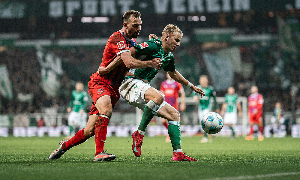 Marco Grüll im Zweikampf mit einem Heidenheimer. 