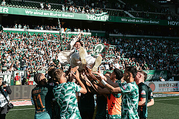 Milos Veljkovic wird von seinen Teamkollegen in die Luft geworfen. 