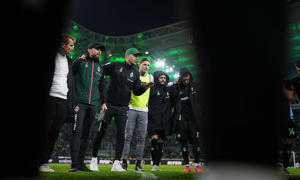 null Ole Werner spricht mit seiner Mannschaft.