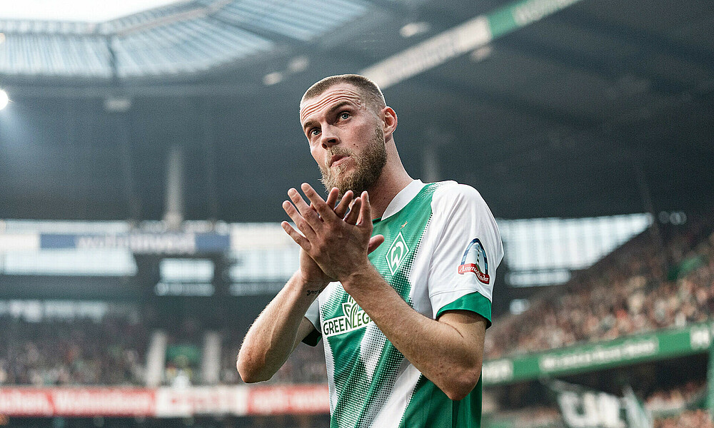 null Marvin Ducksch geht vom Feld und applaudiert zu den Fans.