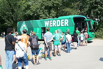 Fans warten vor dem Mannschaftsbus