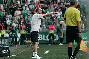 Ole Werner gestikuliert in Richtung Platz. 