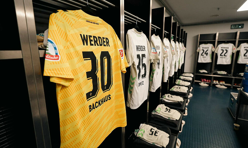 Das Trikot von Mio Backhaus in der Kabine.