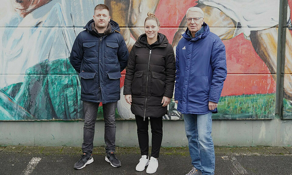 Ein Gruppenbild von Meik Schröder, Jürgen Fahlbusch und Leonie Schulte 