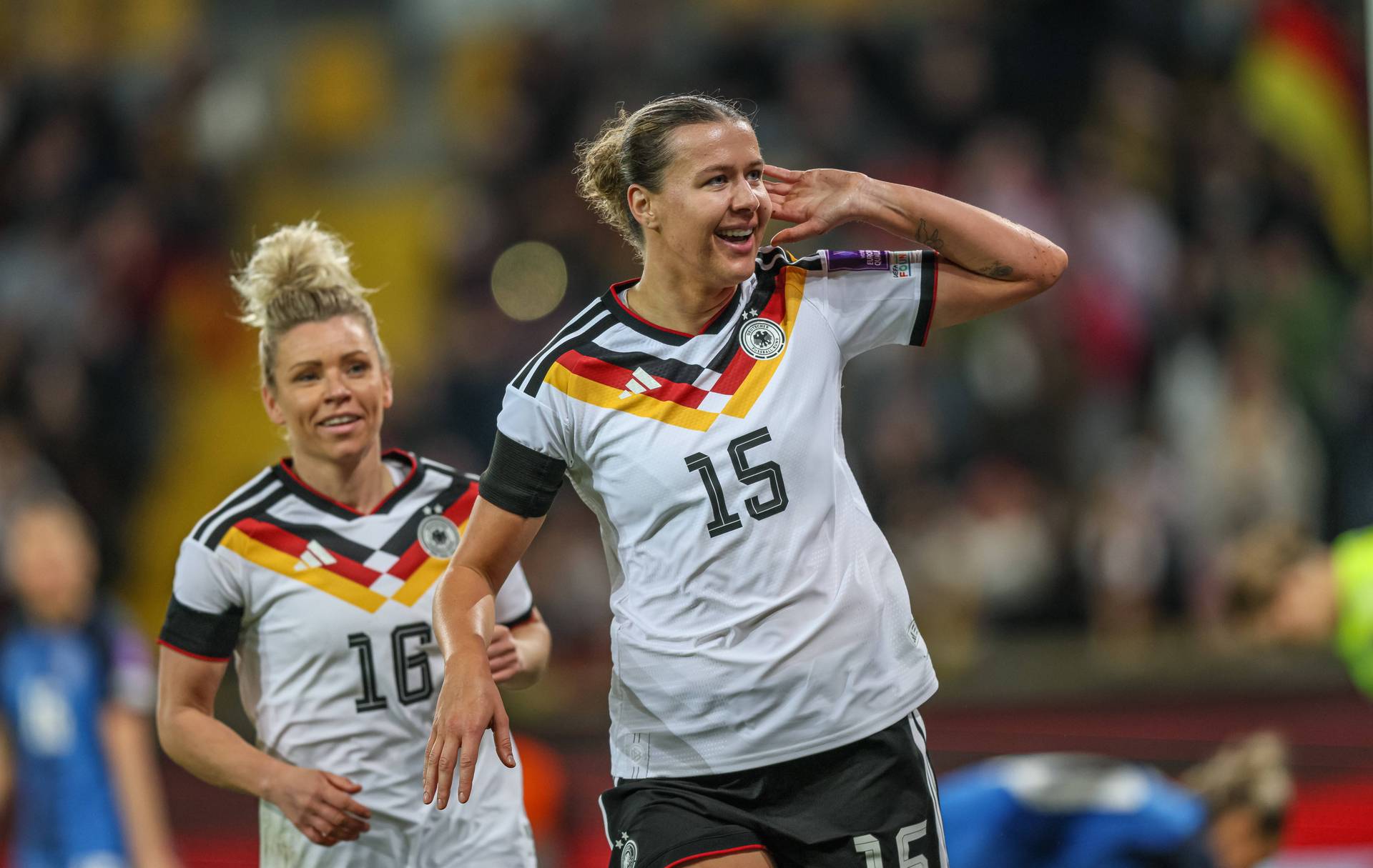 Larissa Mühlhaus feiert ihren ersten Länderspieltreffer, im Hintergrund steht Linda Dallmann.