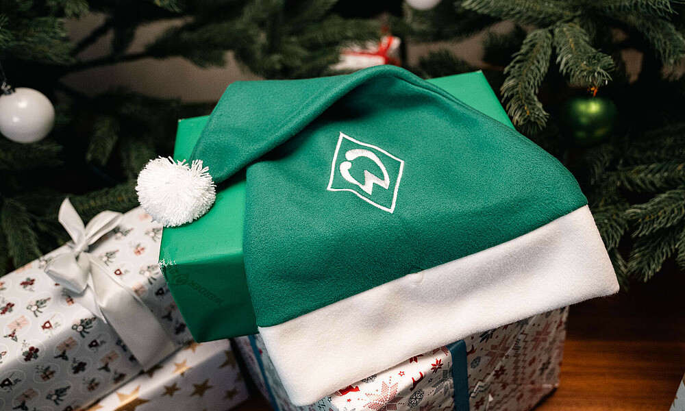 null Eine grüne Weihnachtsmütze mit Werder-Logo.
