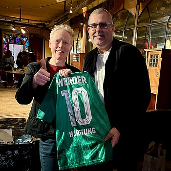 null Hellena Harttung, Ortsamtsleiterin für die Stadtteile Mitte und Östliche Vorstadt wird zum Abschied ein Trikot überreicht.