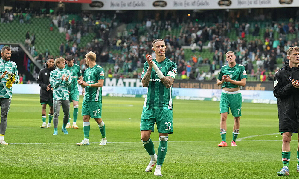 Marco Friedl applaudiert den Fans entgegen nach dem Heimspiel gegen den SC Freiburg