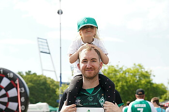 Ein Vater mit seinem Kind auf den Schultern.