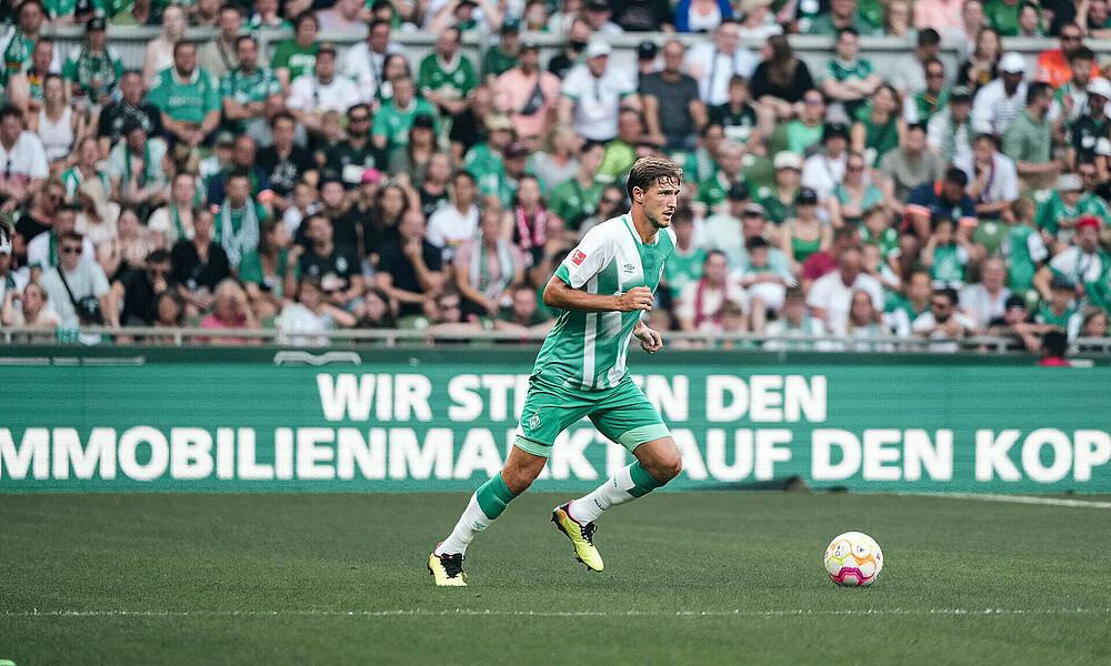 Niklas Stark am Ball bei einem Spiel in der Bundesliga.