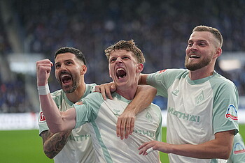 Jens Stage jubelt mit Anthony Jung und Marvin Ducksch