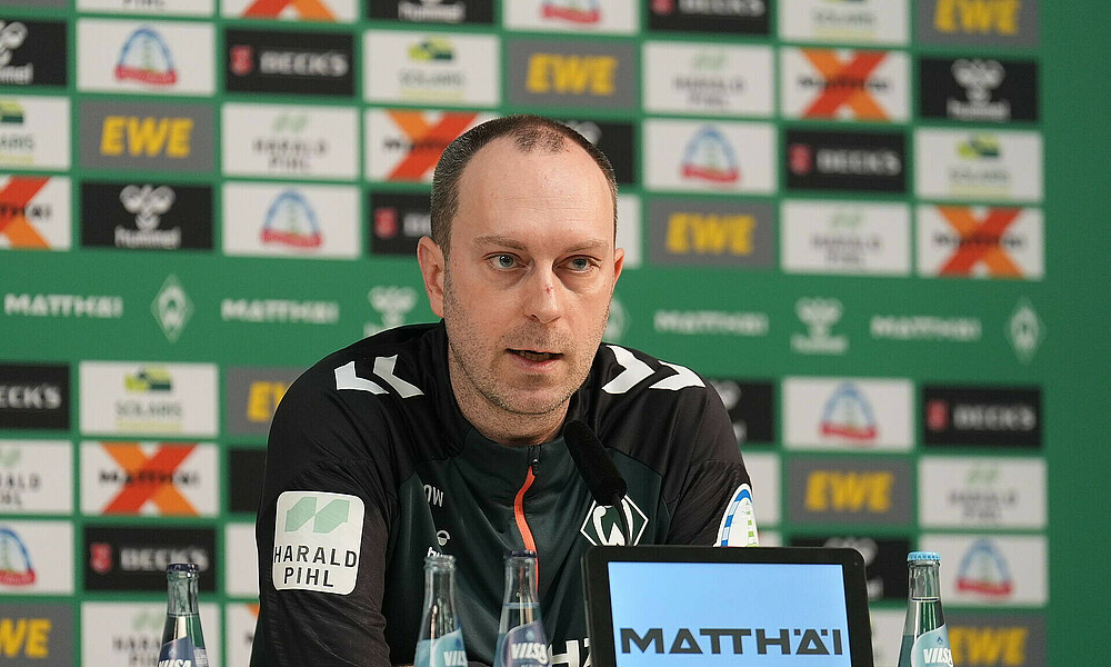 Ole Werner auf dem Podium bei der Pressekonferenz im Weserstadion