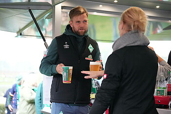 Niclas Füllkrug mit einem Bier in der Hand.