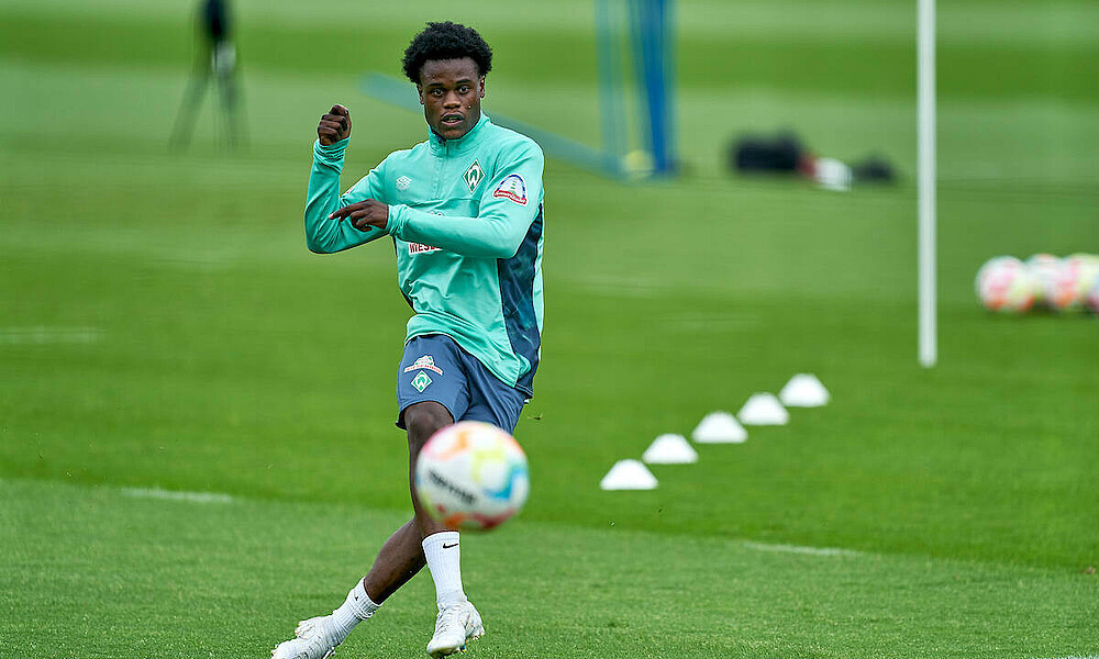 null Abed Nankishi auf dem Trainingsplatz am Ball