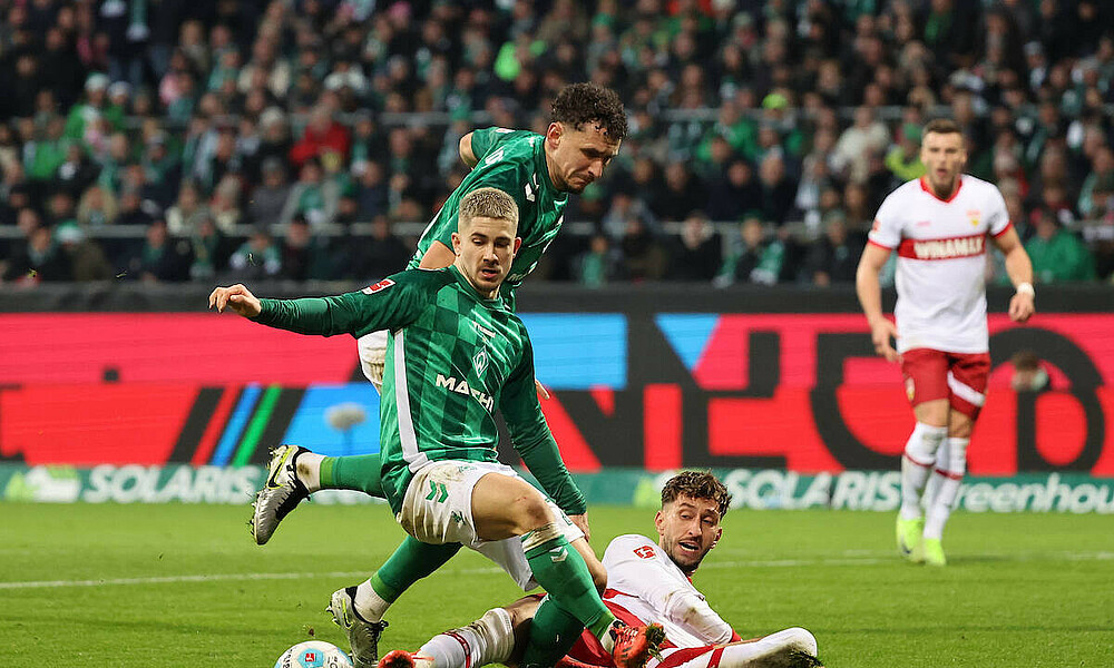 Romano Schmid und Milos Veljkovic im Zweikampf mit einem Stuttgarter