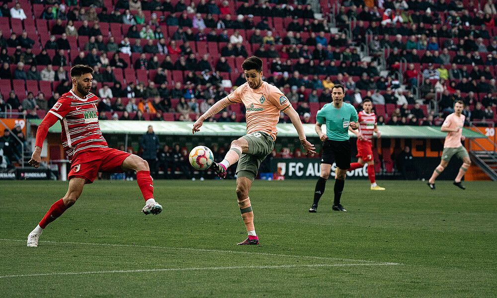 Ilia Gruev am Ball vor einem Augsburger. 