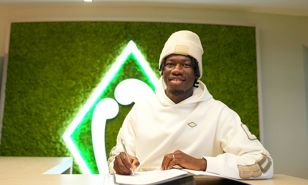 Issa Kaboré unterschreibt seinen Vertrag bei Werder Bremen