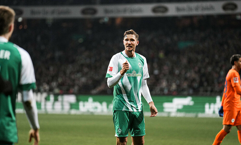 Niklas Stark gestikuliert beim Spiel gegen den VfL Wolfsburg