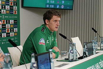 Jens Stage spricht während der Mixed Zone ins Mikrofon.