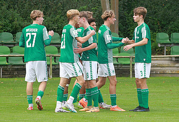 null Die Spieler der U17 jubeln.