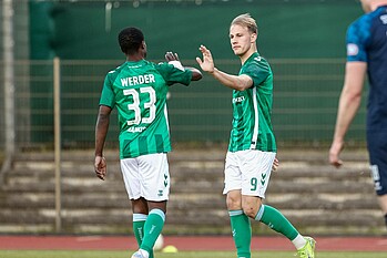 Jannic Ehlers und Abed Nankishi klatschen sich ab.