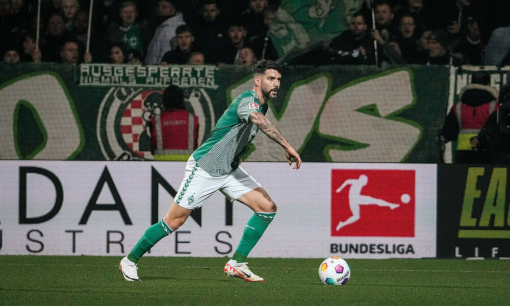 Anthony Jung läuft während des Spiels mit dem Ball am Fuß.