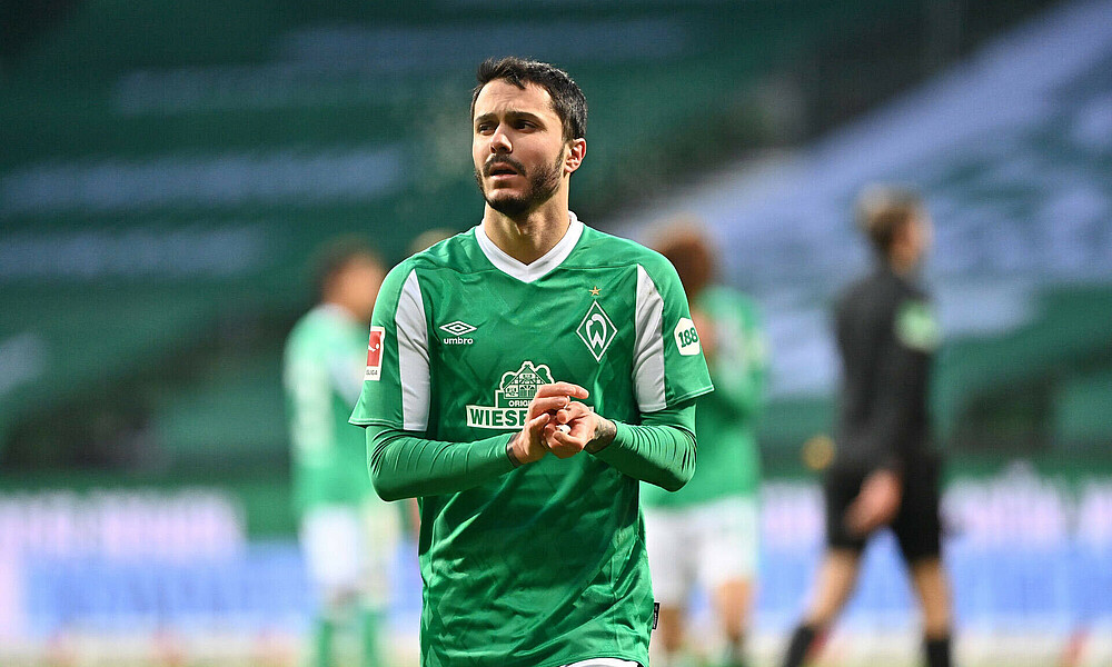 Leonardo Bittencourt geht vom Platz.