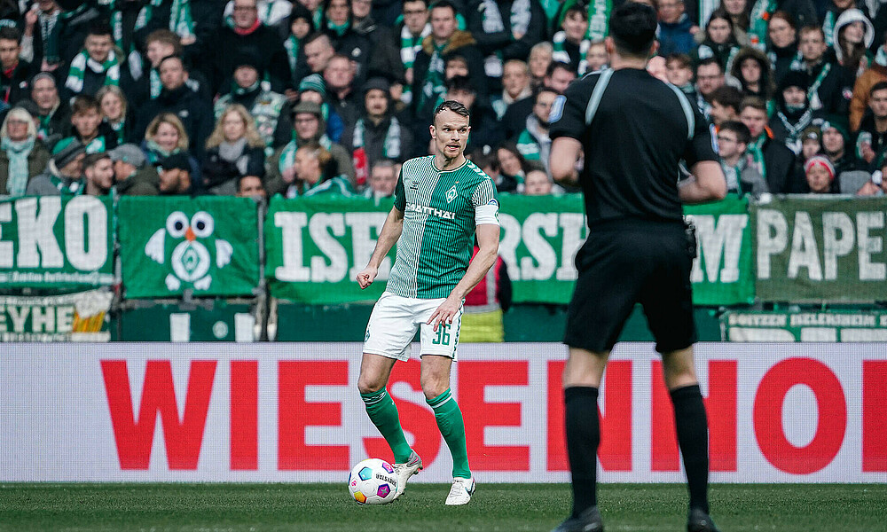 Christian Groß mit Ball am Fuß. 