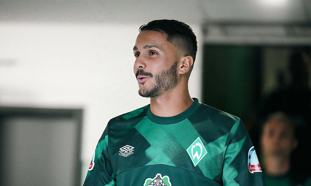 null Leonardo Bittencourt im Aufwärmtrikot.