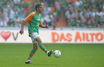 Paul Stalteri auf dem Spielfeld am Ball