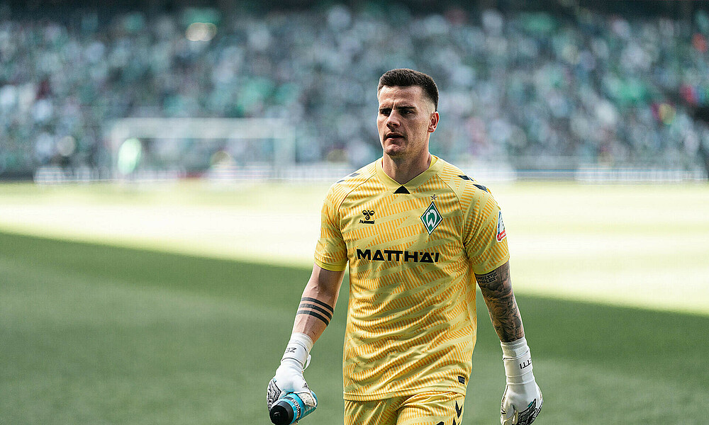 Michael Zetterer läuft in der Halbzeit im Spiel gegen RB Leipzig vom Feld. 